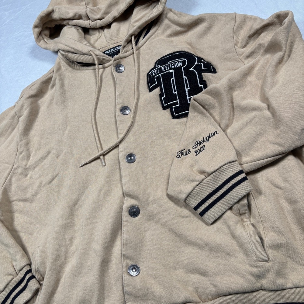 True Religion Varsity Hoodie Mens XL Tan Snap Front Chenille Logo Jacket‎ Fleece